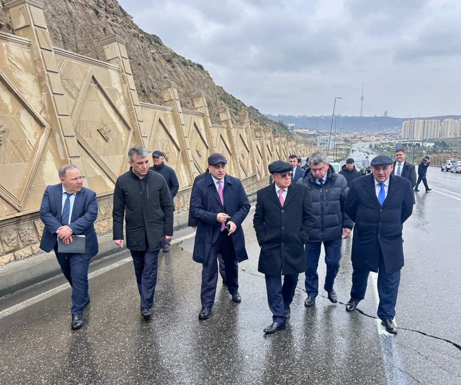Nazir Kəmaləddin Heydərov Bibiheybət yolunda yaranmış sürüşmə təhlükəsi ilə əlaqədar ərazidə olub (video, foto)